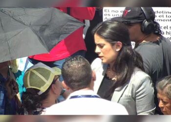 Claudia Ortiz recibe en la Asamblea a familiares de pandilleros detenidos