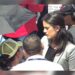 Claudia Ortiz recibe en la Asamblea a familiares de pandilleros detenidos