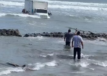 Un camión quedó varado en la playa El Espino; intentan sacarlo con ayuda de un tractor y varios voluntarios