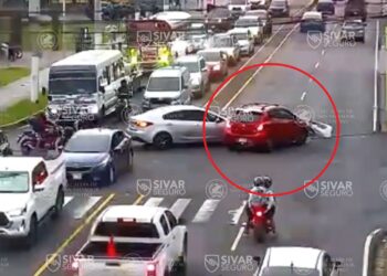 Conductor provoca accidente en San Salvador al pasarse semáforo en rojo