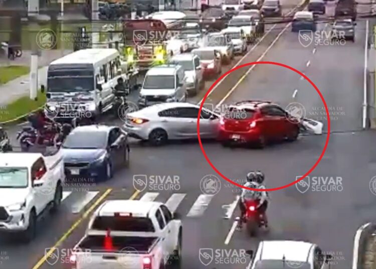 Conductor provoca accidente en San Salvador al pasarse semáforo en rojo