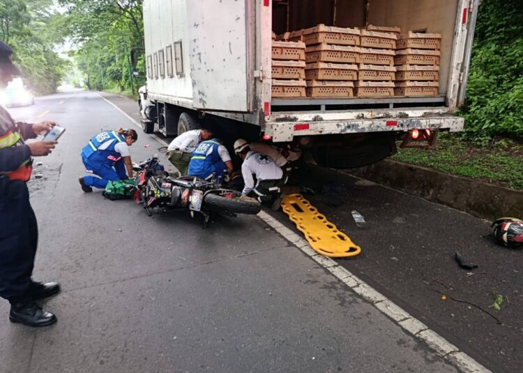 Motociclista lesionado tras chocar contra camión en carretera a Metapán