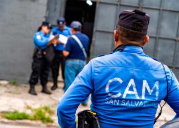 Inspeccionan legalidad de talleres mecánicos en zona del Barrio San Esteban, San Salvador