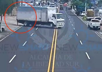 Camión choca contra poste de fibra óptica en Santa Tecla y es captado por cámaras de videovigilancia