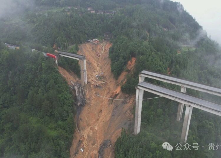 China vive dramático derrumbe de puente en Guizhou por lluvias extremas