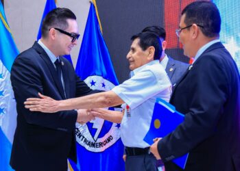 PARLACEN entrega reconocimiento a Don Carlos López Mendoza por su labor en la Cruz Roja Salvadoreña