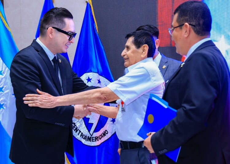 PARLACEN entrega reconocimiento a Don Carlos López Mendoza por su labor en la Cruz Roja Salvadoreña