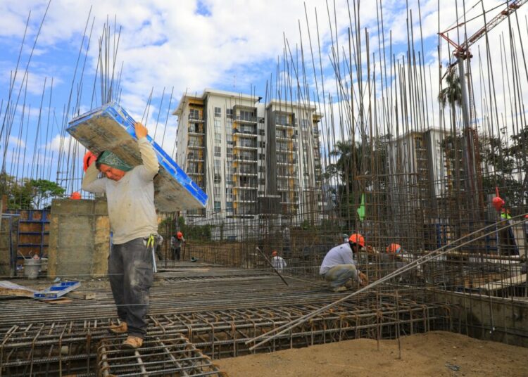Sector construcción genera 165,000 empleos impulsado por nuevos proyectos urbanos en el AMSS