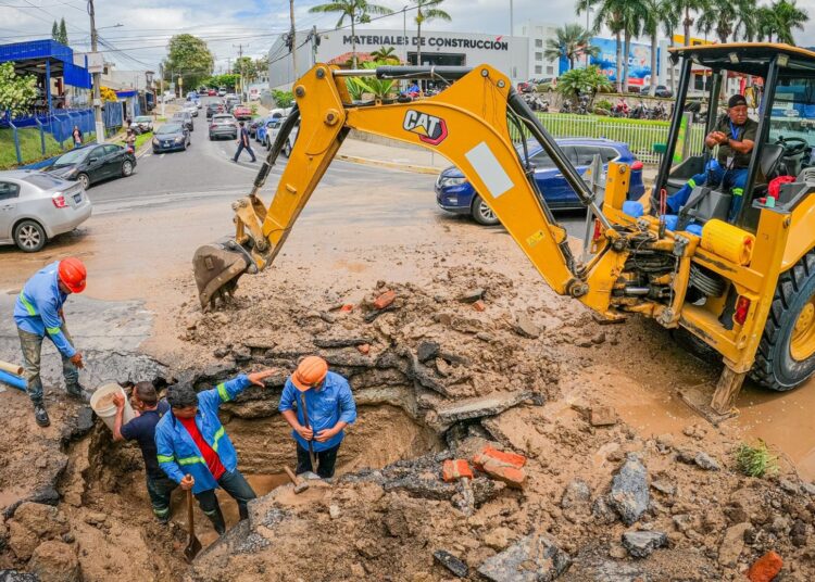 ANDASV repara fuga de agua en bulevar Merliot y suspende temporalmente el servicio en varias colonias de Santa Tecla