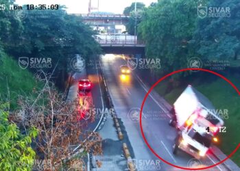 Sistema de videovigilancia capta volcadura de camión sobre Alameda Manuel Enrique Araujo