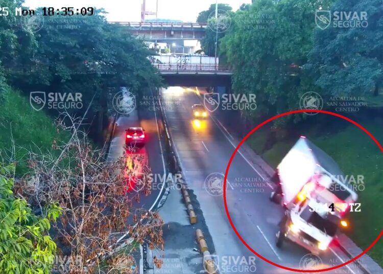 Sistema de videovigilancia capta volcadura de camión sobre Alameda Manuel Enrique Araujo