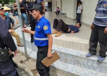 Detienen a hombre que robó a una mujer al salir de un banco y agredió a quien intentó ayudarla