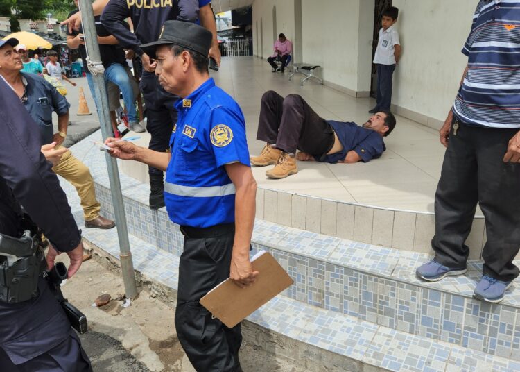 Detienen a hombre que robó a una mujer al salir de un banco y agredió a quien intentó ayudarla