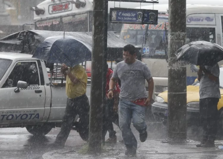 Lluvias intensas generan alerta por riesgo de desbordamientos e inundaciones en varias zonas del país
