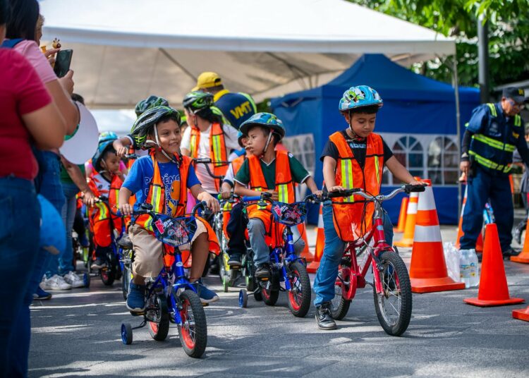 Niños y niñas aprenden sobre tránsito y seguridad vial con actividades lúdicas