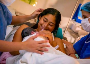 Promueven cercanía entre madre y bebé para impulsar el desarrollo desde los primeros días de vida