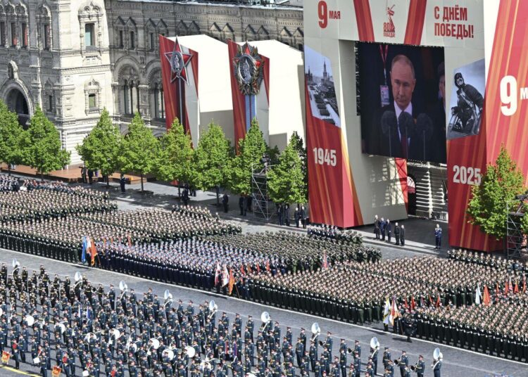 Putin y Xi Jinping destacan colaboración histórica en ceremonia en la Plaza Roja de Moscú