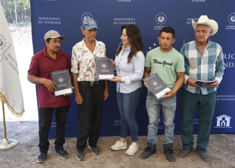 El Gobierno de Bukele invierte más de $1,100 millones en vivienda, beneficiando a 120,000 familias