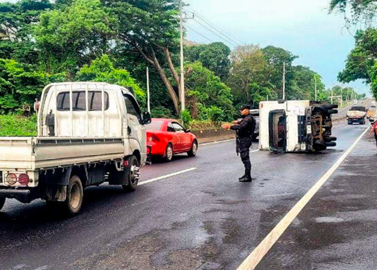Camión volcado en carretera hacia Sonsonate