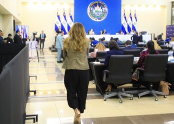 ARENA evita votar en pro de la población abandonando el pleno