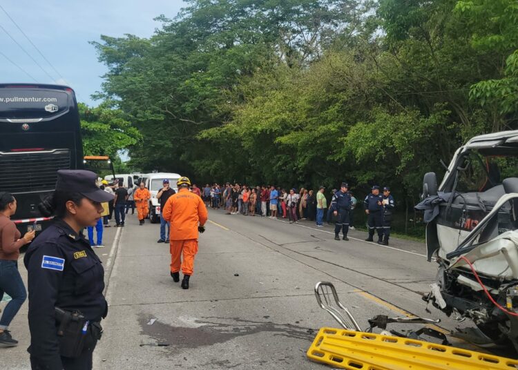 Autobús de transporte internacional choca contra camión en carretera hacia Zacatecoluca