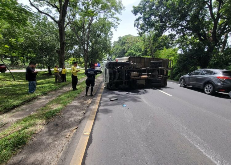 Accidente de tránsito en Ciudad Arce provoca volcadura de camión
