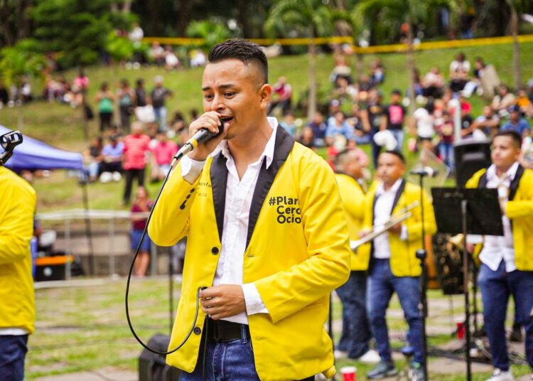 Orquesta Plan Cero Ocio llena de música y esperanza el Centro Histórico de San Salvador