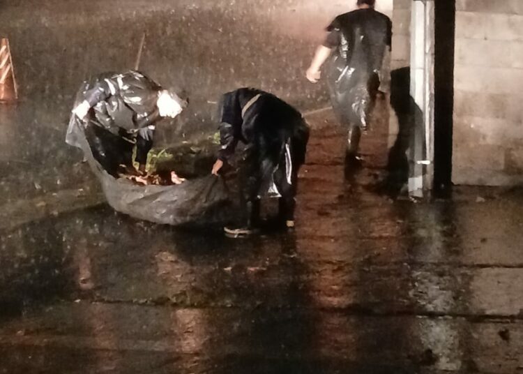 Equipos municipales refuerzan limpieza de drenajes para prevenir inundaciones