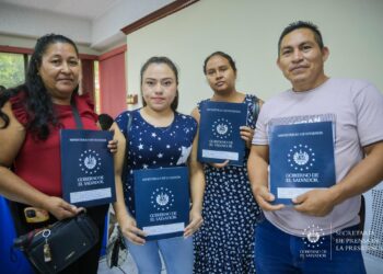 Gobierno entrega escrituras a familias que esperaron décadas para legalizar sus propiedades