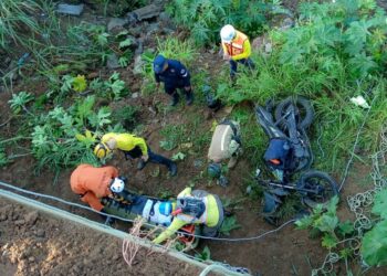 Motociclista es rescatado tras caer a un barranco en la carretera Panamericana