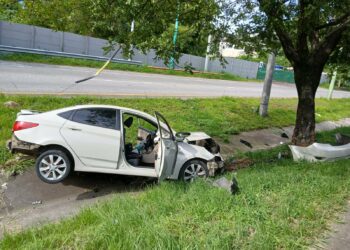 Dos personas heridas tras impactar contra un árbol en la autopista a Comalapa