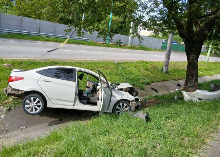 Dos personas heridas tras impactar contra un árbol en la autopista a Comalapa