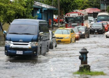 Lluvias provocan inundación en calle El Trovador