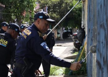 PNC de Guatemala elimina grafitis alusivos a pandillas en calles de la capital
