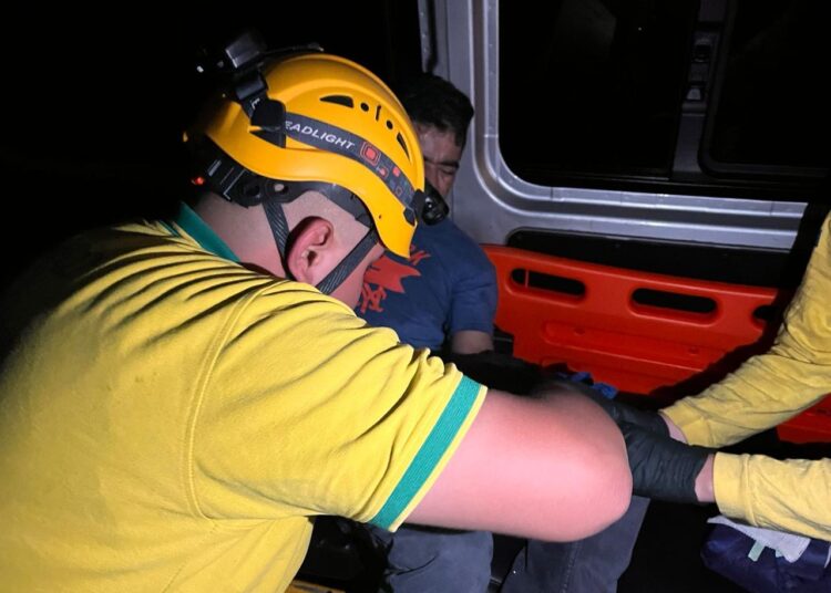 Hombre con herida de bala en la mano es atendido en Aguilares