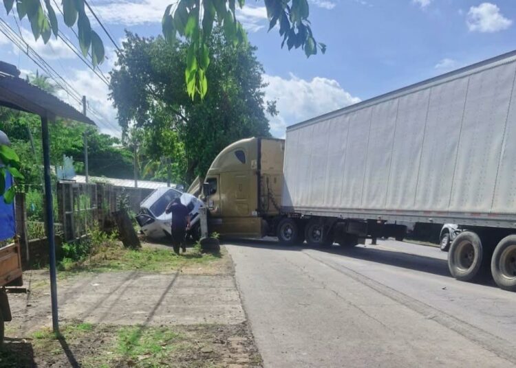 Rastra colisiona con vehículo y genera fuerte tráfico en carretera del Litoral, Jiquilisco