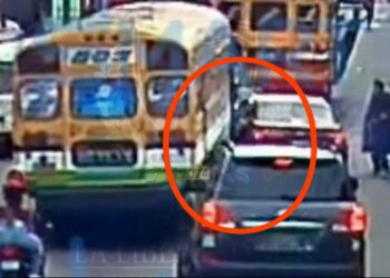 Invasión de carril provoca accidente de tránsito en Santa Tecla