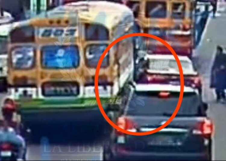 Invasión de carril provoca accidente de tránsito en Santa Tecla