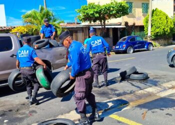 CAM retira obstáculos en colonia Lincoln tras denuncias por apropiación ilegal de parqueos públicos