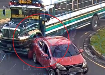 Bus de la ruta 102 choca con un sedán detenido en el retorno exrastro de Santa Tecla