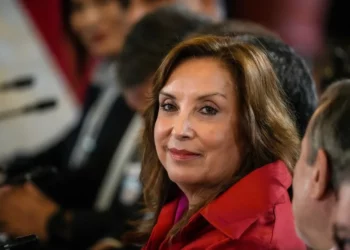 Aprueban aumentar el salario a la presidenta de Perú en medio de fuerte rechazo a su gestión