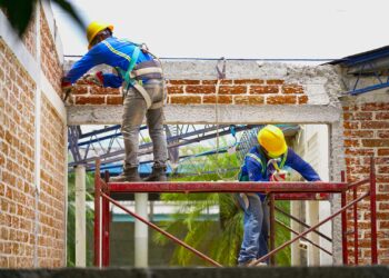 “Dos escuelas por día” plan del presidente Bukele que ya transforma 100 centros escolares en El Salvador