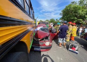 Accidente en San Pedro Masahuat deja dos personas de la tercera edad lesionadas