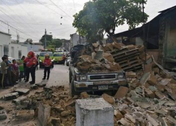 Rescatan a motociclista soterrado tras derrumbe por sismos en Guatemala