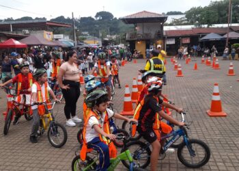Niños de Nahuizalco aprenden sobre movilidad segura en jornada educativa del VMT