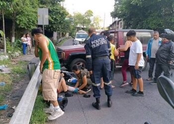 Tres personas resultan lesionadas en accidente vial en calle a Agua Caliente