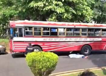 Joven motociclista muere tras ser atropellada por un autobús en Sonzacate