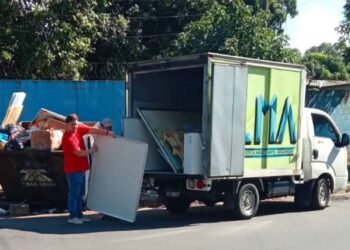 Alcaldía de La Libertad Sur detecta a empresa arrojando desechos especiales fuera de lugar