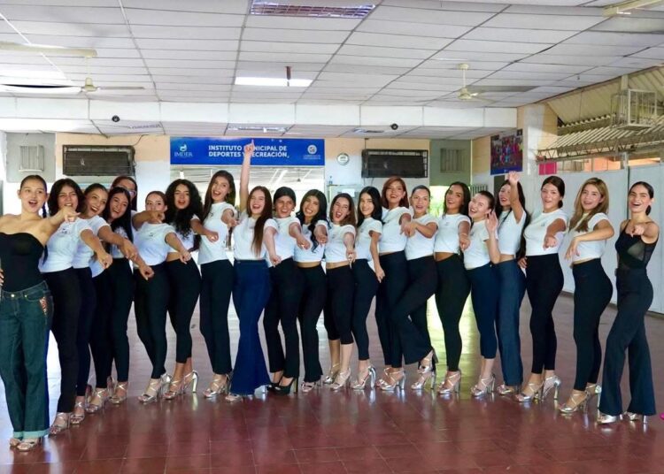 Aspirantes a reina de San Salvador Centro afinan detalles para la gala de coronación