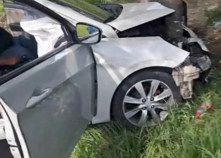 Conductor pierde el control y choca en la carretera Comalapa